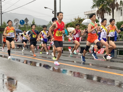 雨の中を中学校、高校・一般の15チームが一斉にスタート