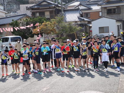 スタートを待つ男子1区の選手たち。緊張の一瞬