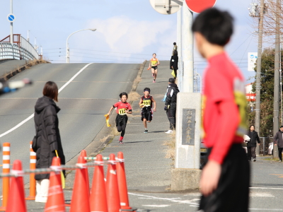 中継所でタスキを待つランナー